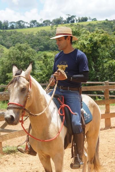 Fabiano com um cavalo branco