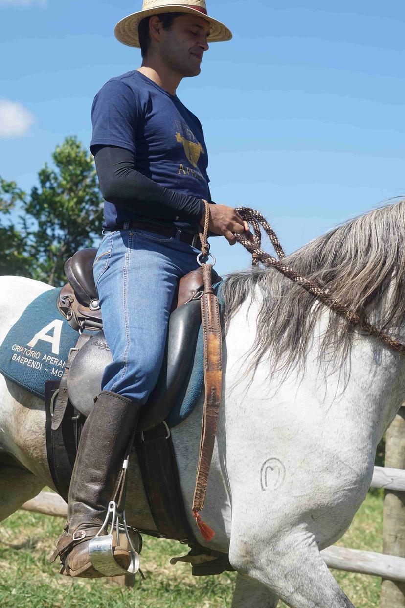 Foto do Fabiano montado em um cavalo branco